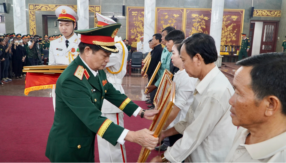 Tiễn đưa 12 liệt sĩ hy sinh trong diễn tập về với đất mẹ - ảnh 2