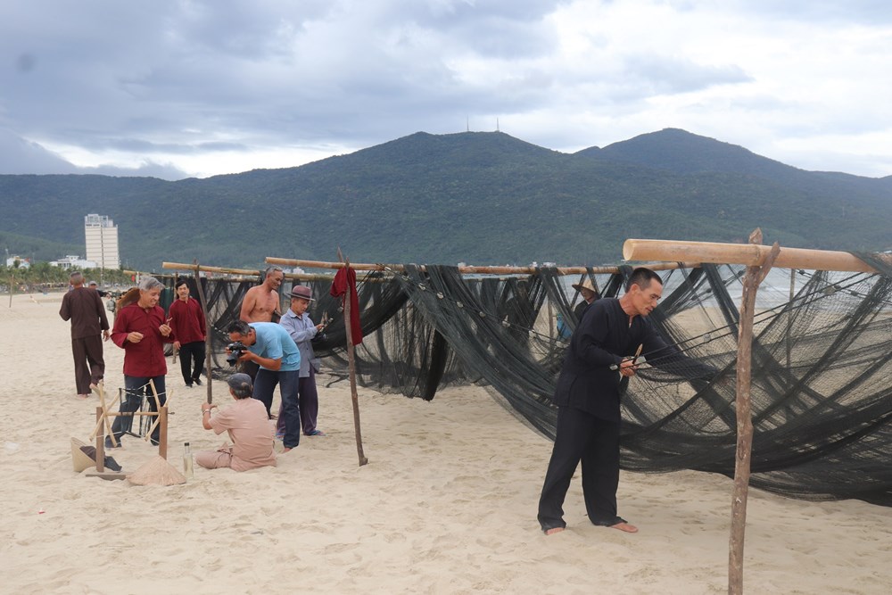 Người lưu truyền văn hóa làng biển - ảnh 1