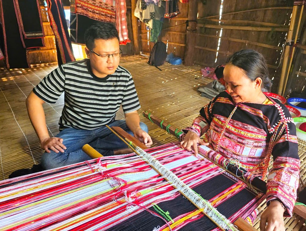 Sống lại những khung dệt thổ cẩm của người Ba Na - ảnh 3