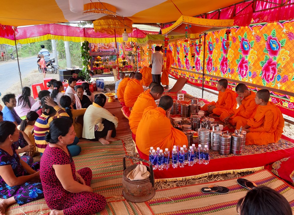 Phum sóc Khmer rộn ràng mừng Lễ hội Đom Lơng Néak Tà - ảnh 1