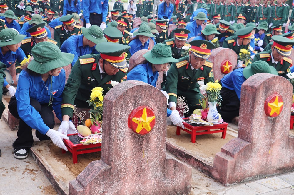 Trang trọng lễ truy điệu, an táng 76 liệt sĩ hy sinh tại Lào trở về đất mẹ - ảnh 1