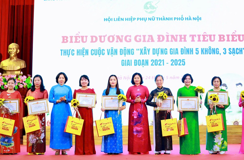 Biểu dương gia đình tiêu biểu trong thực hiện Cuộc vận động “Xây dựng gia đình 5 không, 3 sạch” - ảnh 1