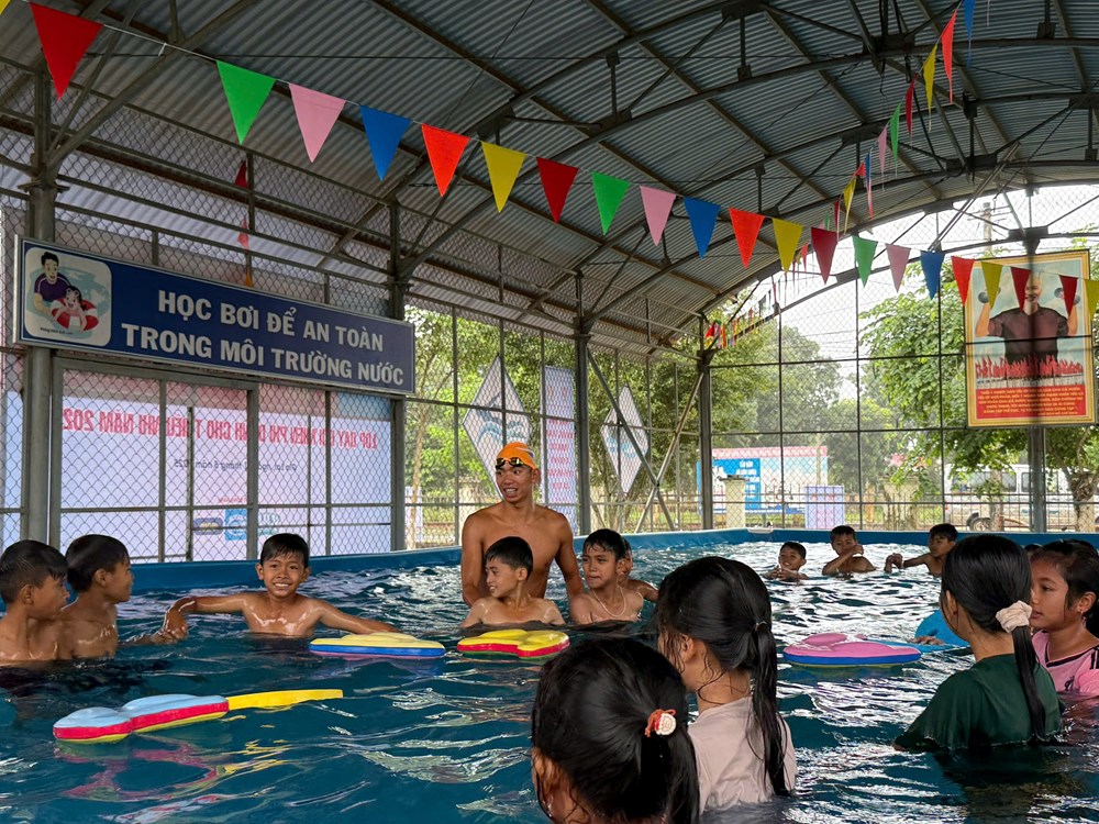 Khi các “sao” là thầy dạy bơi - ảnh 3