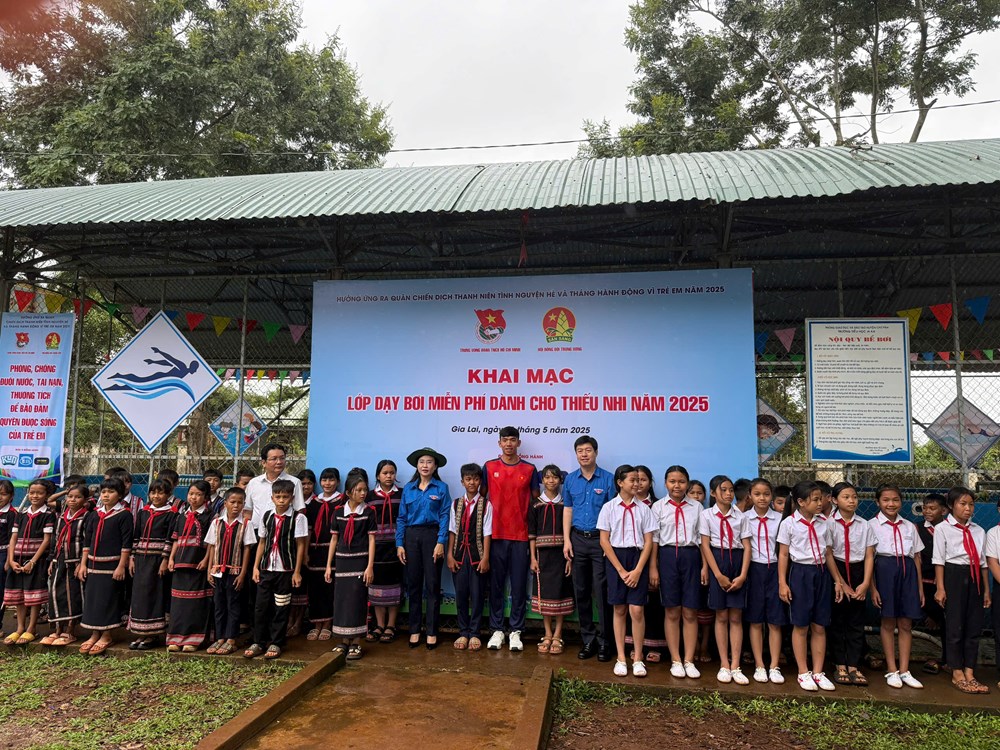 Khi các “sao” là thầy dạy bơi - ảnh 1