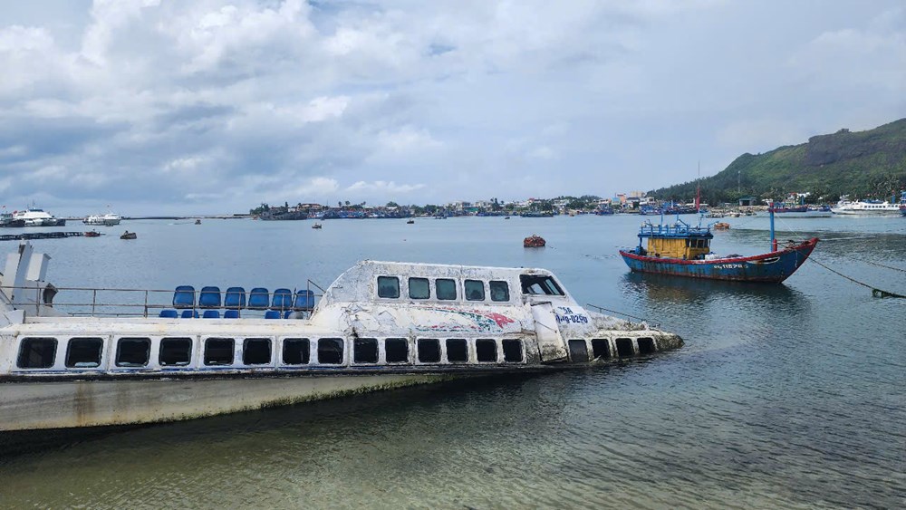 Tàu cao tốc hàng tỉ đồng phải… nằm bờ - ảnh 1