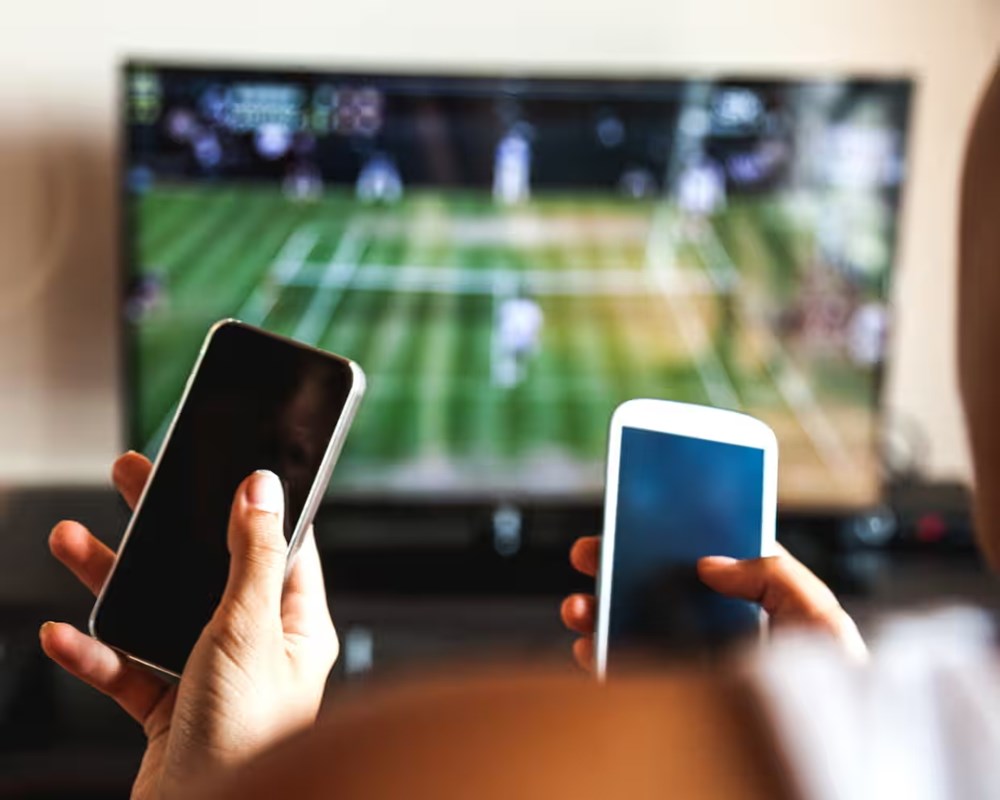 Người trưởng thành Anh dành nhiều thời gian cho điện thoại hơn xem TV - ảnh 1