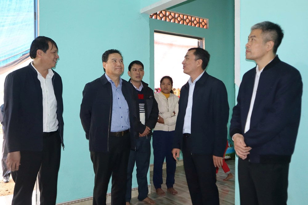 Cán bộ trẻ đồng hành cùng người dân xóa nhà tạm - ảnh 1