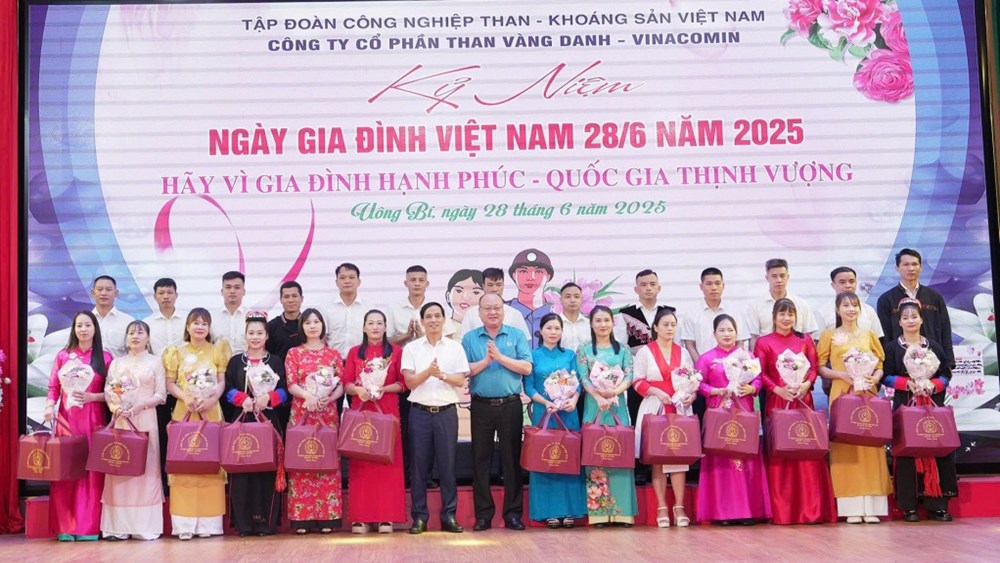 Tôn vinh 130 gia đình công nhân thợ mỏ tiêu biểu - ảnh 1