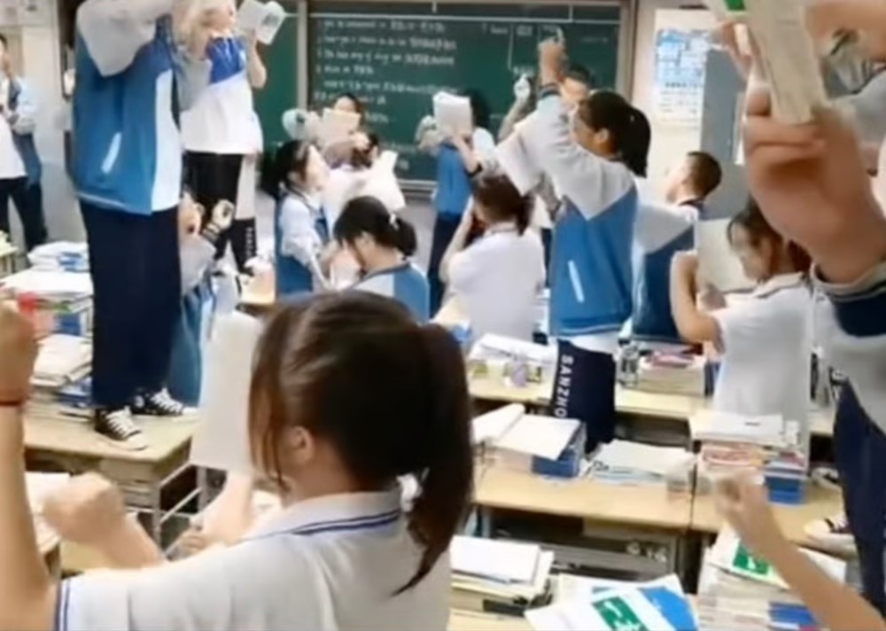 Trường học Trung Quốc khuyến khích học sinh vừa nhảy vừa... đọc sách - ảnh 2