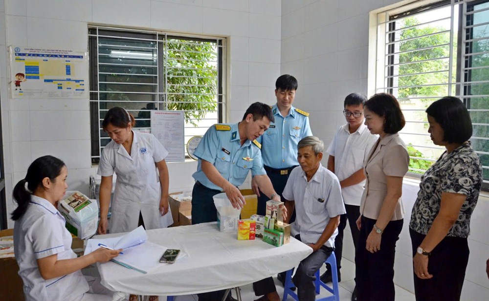 Khám bệnh, tư vấn sức khỏe, cấp thuốc miễn phí cho các đối tượng chính sách - ảnh 1