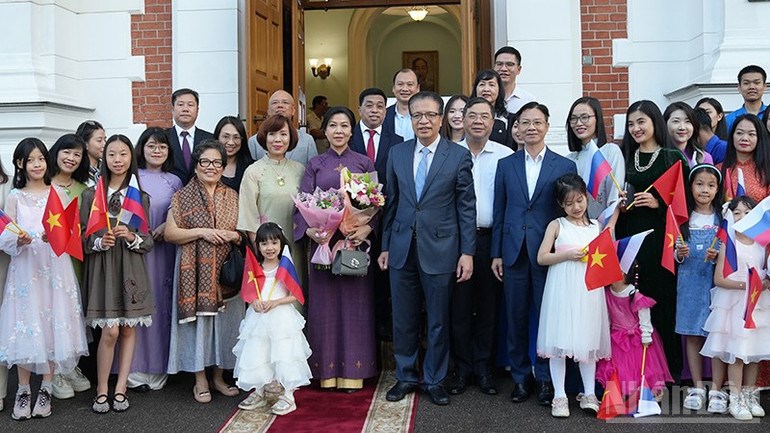 Phu nhân Tổng Bí thư Ngô Phương Ly thăm lớp học tiếng Việt tại Nga - ảnh 4