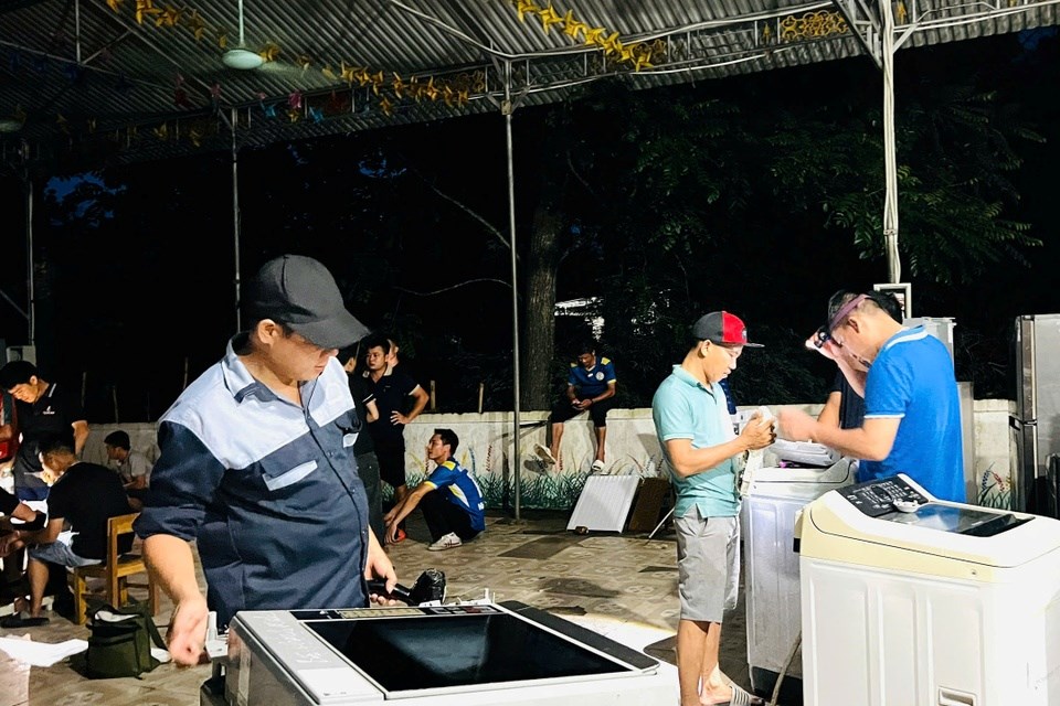 Nước lên ngập bản, tình người dâng cao - ảnh 3
