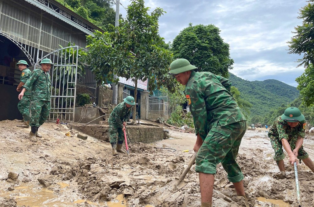 Nước lên ngập bản, tình người dâng cao - ảnh 1