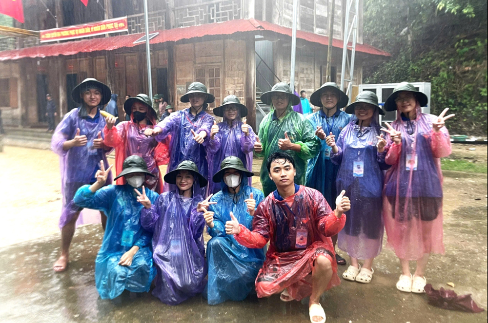  Thanh niên tình nguyện trong trận lũ lịch sử - ảnh 1