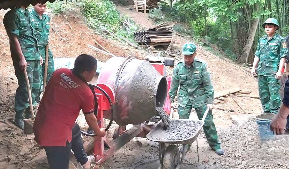  Những người lính “gùi nhà” về cho dân - ảnh 1