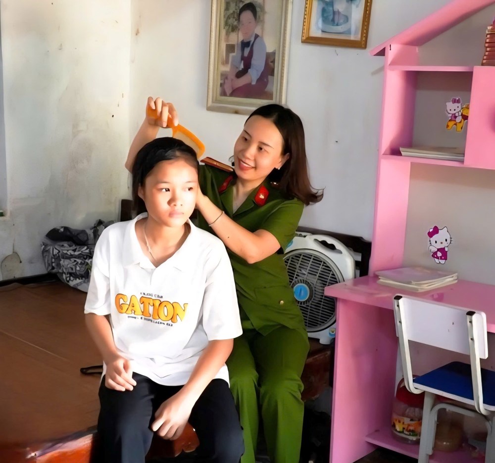  Những “người mẹ sắc phục” nuôi dưỡng ước mơ trẻ mồ côi - ảnh 1