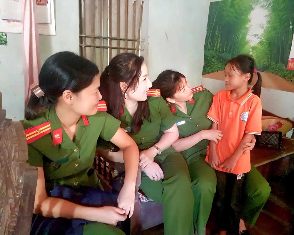  Những “người mẹ sắc phục” nuôi dưỡng ước mơ trẻ mồ côi - ảnh 2