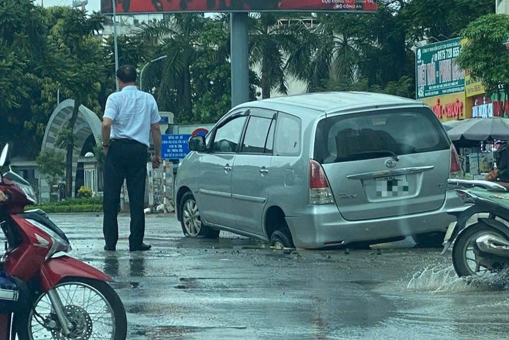 Nguyên nhân ô tô sụt “hố tử thần” ở Hà Nội - ảnh 1