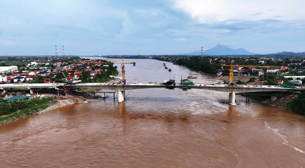 Cầu Phong Châu “về đích” sớm, đếm ngược ngày hợp long - ảnh 1