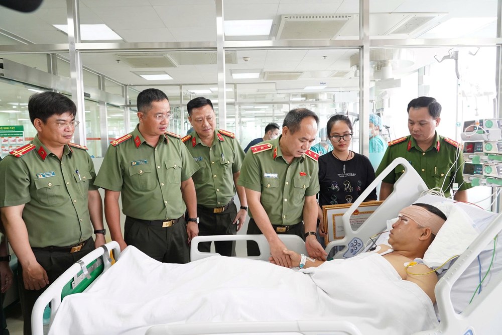 Trao Bằng khen cho chiến sĩ CSCĐ bị thương khi bảo vệ hợp luyện A80 - ảnh 1