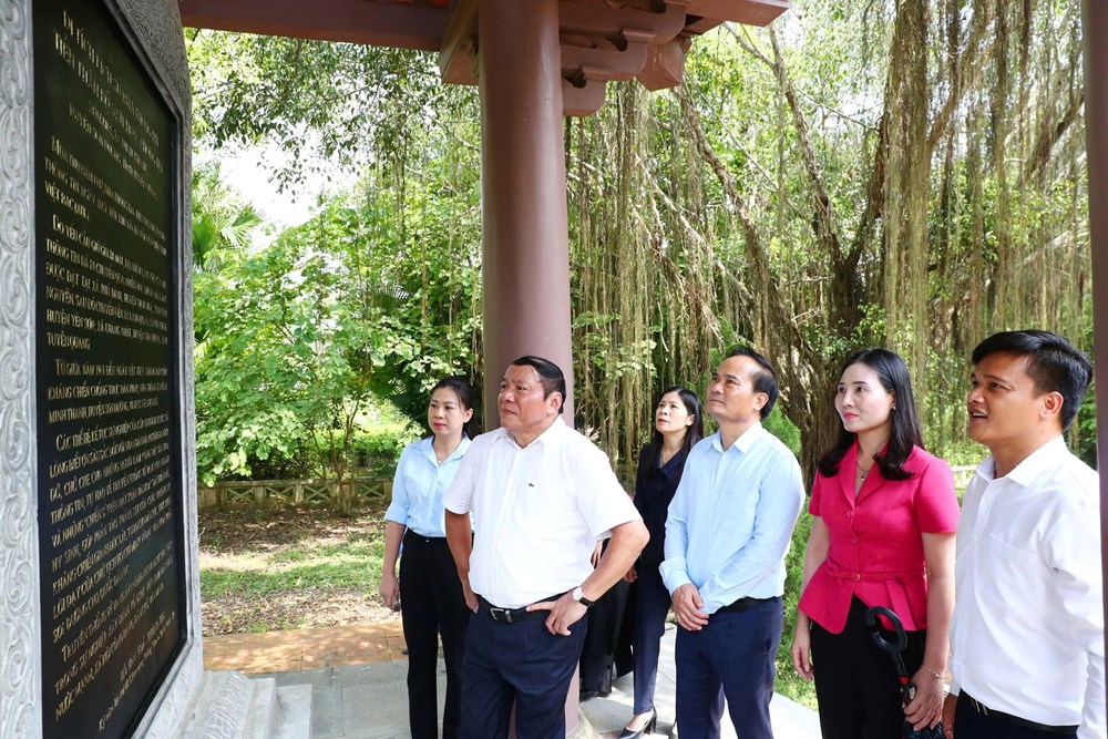 Trước bia Di tích lịch sử Nha Thông tin, tự hào chặng đường 80 năm ngành Văn hóa - ảnh 1