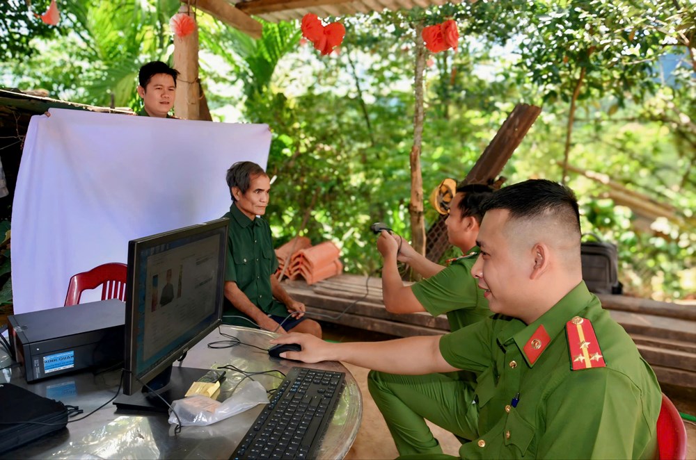 “Đi từng ngõ, gõ từng nhà” hoàn thành cấp đổi thẻ đảng viên - ảnh 1