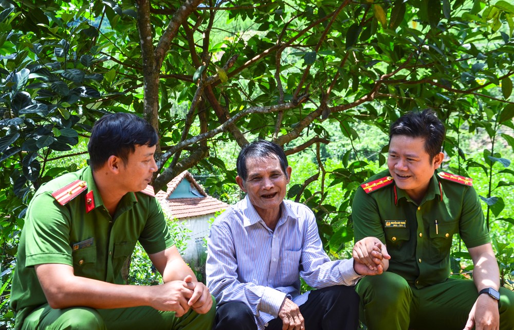 “Đi từng ngõ, gõ từng nhà” hoàn thành cấp đổi thẻ đảng viên - ảnh 2