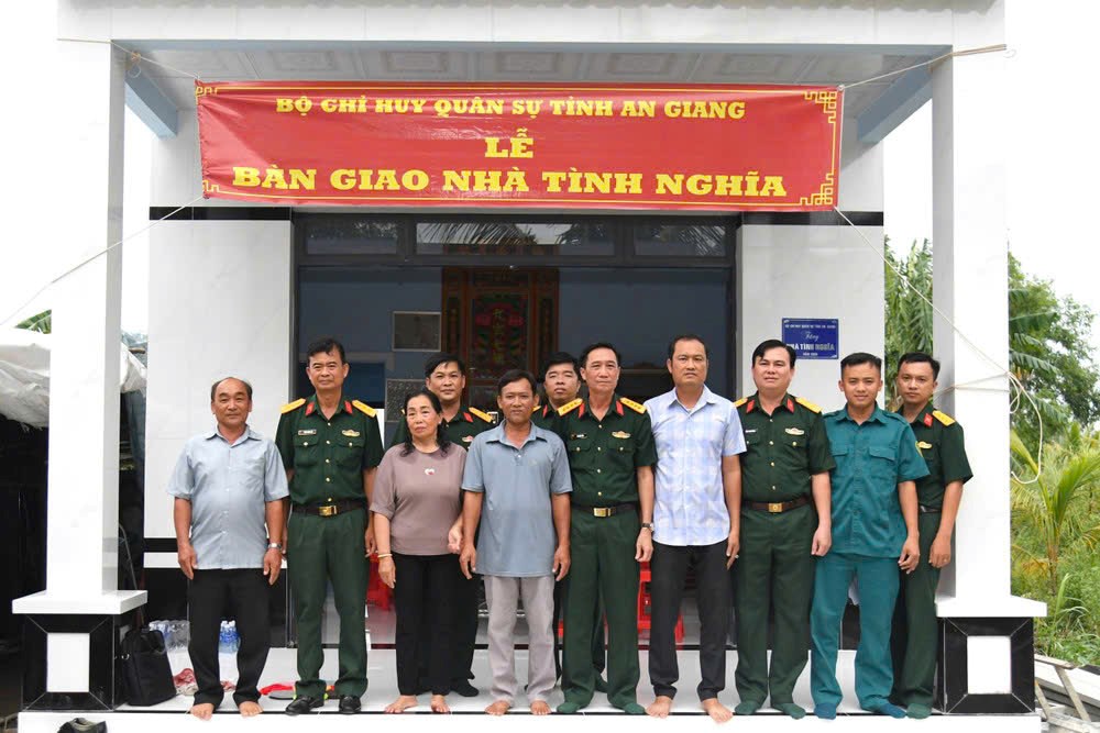 Bộ Chỉ huy Quân sự tỉnh An Giang bàn giao 5 căn nhà tình nghĩa - ảnh 1