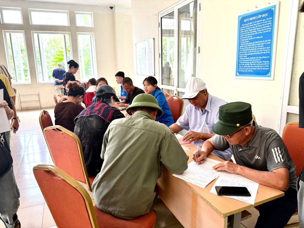 Người dân phường Hoàng Mai phấn khởi nhận 100.000 đồng quà 2.9 - ảnh 4