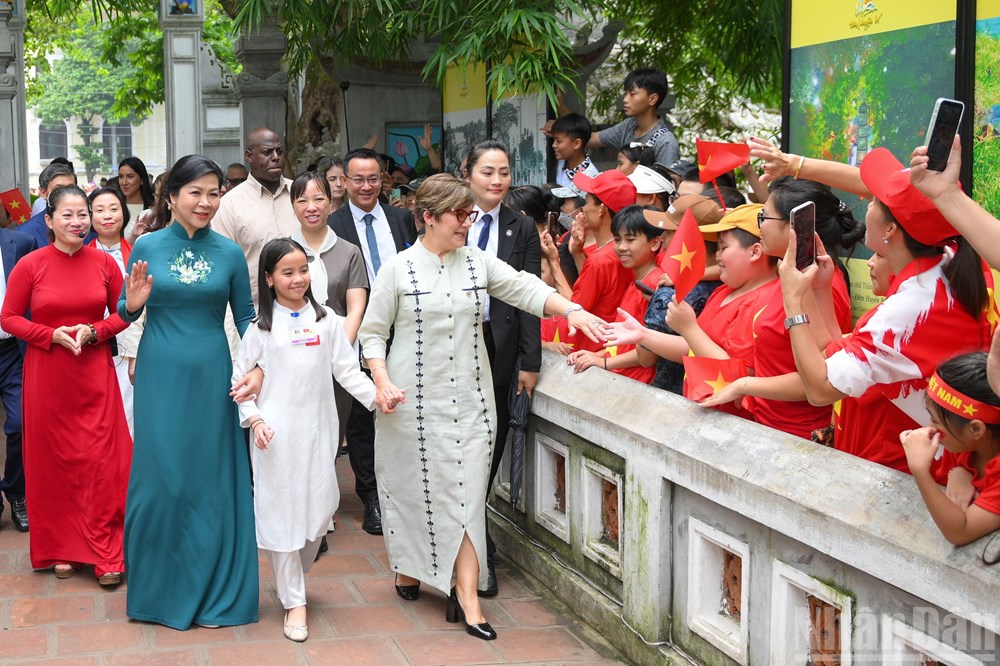 Phu nhân Tổng Bí thư Tô Lâm cùng Phu nhân Bí thư Thứ nhất, Chủ tịch nước Cộng hòa Cuba thưởng thức nghệ thuật dân gian múa rối nước của Việt Nam - ảnh 10