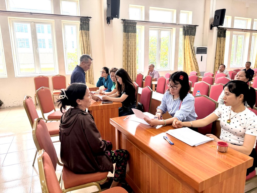 Người dân phường Hoàng Mai phấn khởi nhận 100.000 đồng quà 2.9 - ảnh 11