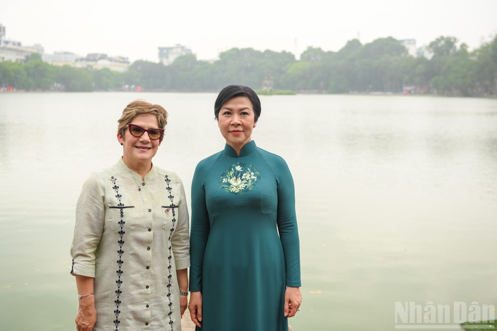 Phu nhân Tổng Bí thư Tô Lâm cùng Phu nhân Bí thư Thứ nhất, Chủ tịch nước Cộng hòa Cuba thưởng thức nghệ thuật dân gian múa rối nước của Việt Nam - ảnh 15