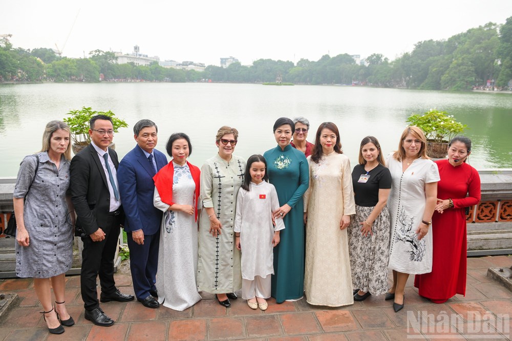 Phu nhân Tổng Bí thư Tô Lâm cùng Phu nhân Bí thư Thứ nhất, Chủ tịch nước Cộng hòa Cuba thưởng thức nghệ thuật dân gian múa rối nước của Việt Nam - ảnh 16