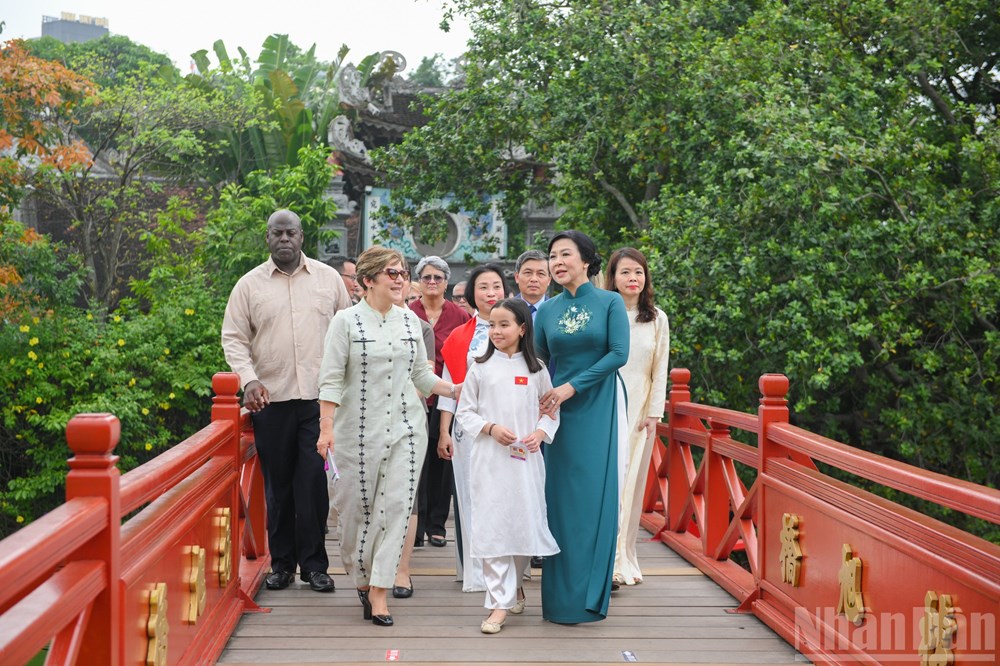 Phu nhân Tổng Bí thư Tô Lâm cùng Phu nhân Bí thư Thứ nhất, Chủ tịch nước Cộng hòa Cuba thưởng thức nghệ thuật dân gian múa rối nước của Việt Nam - ảnh 17