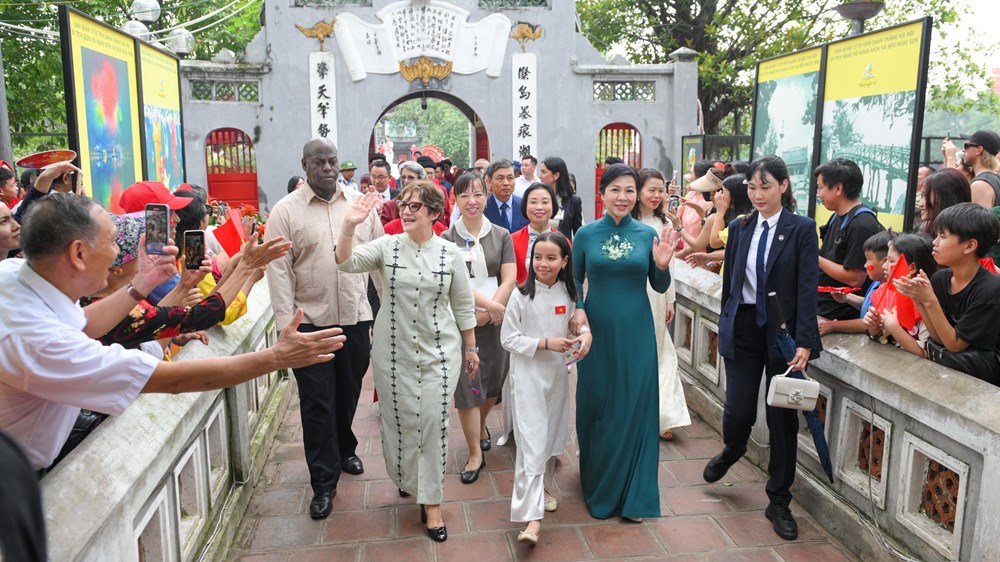 Phu nhân Tổng Bí thư Tô Lâm cùng Phu nhân Bí thư Thứ nhất, Chủ tịch nước Cộng hòa Cuba thưởng thức nghệ thuật dân gian múa rối nước của Việt Nam - ảnh 1