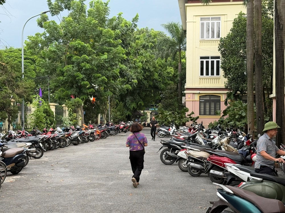 Người dân phường Hoàng Mai phấn khởi nhận 100.000 đồng quà 2.9 - ảnh 2