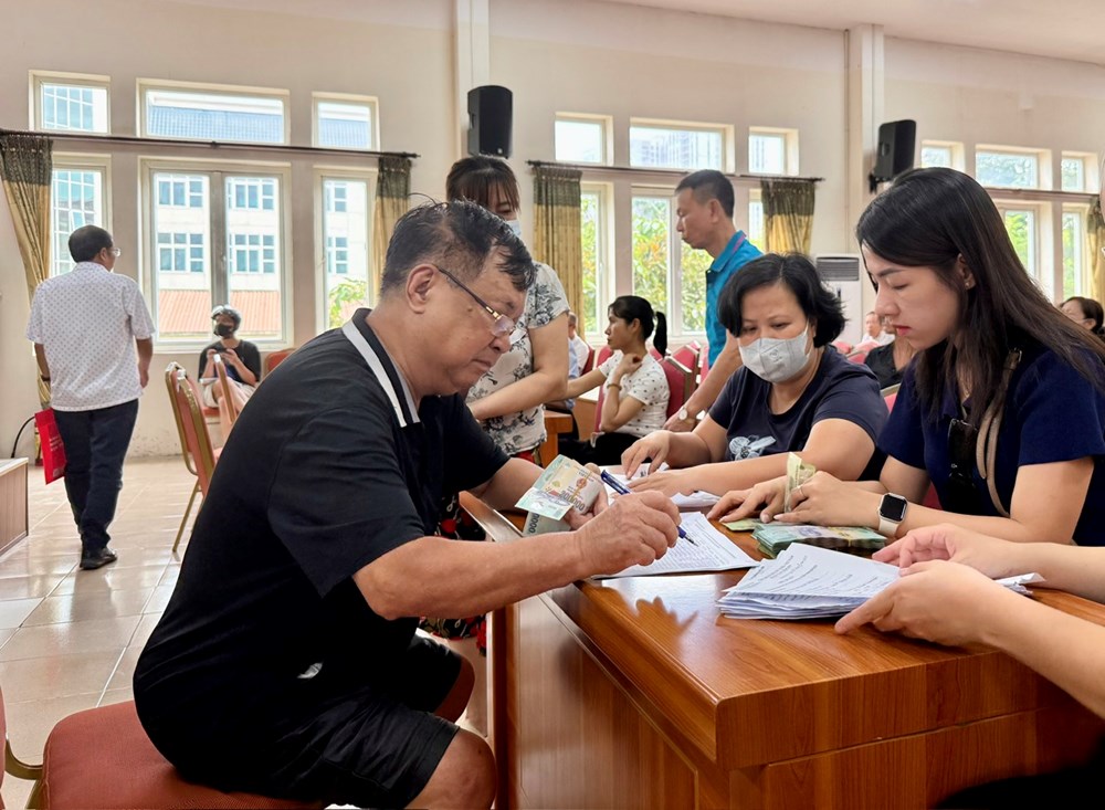Người dân phường Hoàng Mai phấn khởi nhận 100.000 đồng quà 2.9 - ảnh 8
