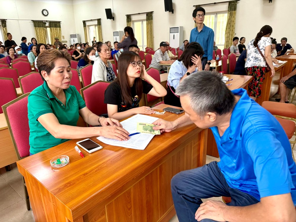 Người dân phường Hoàng Mai phấn khởi nhận 100.000 đồng quà 2.9 - ảnh 9