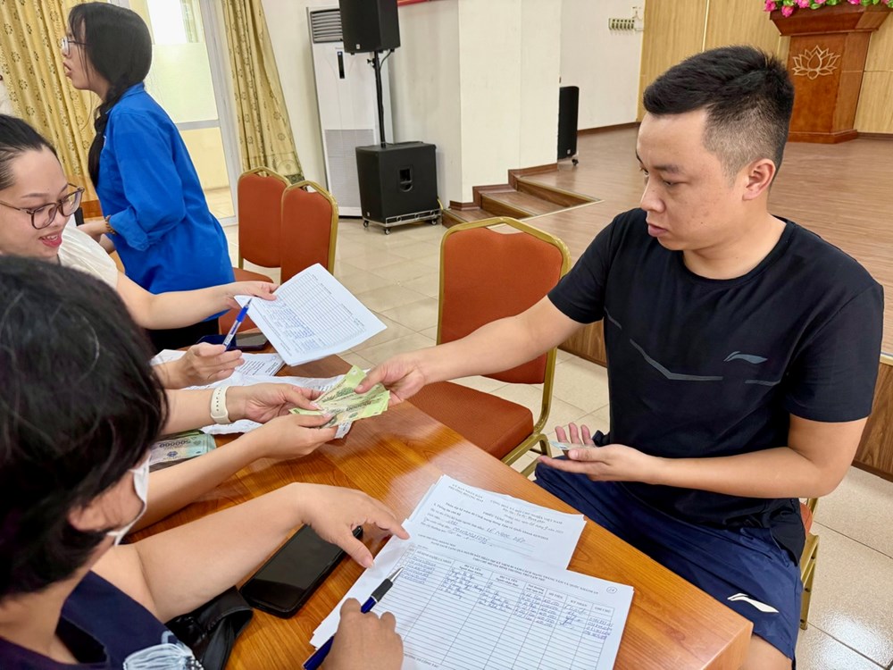 Người dân phường Hoàng Mai phấn khởi nhận 100.000 đồng quà 2.9 - ảnh 10