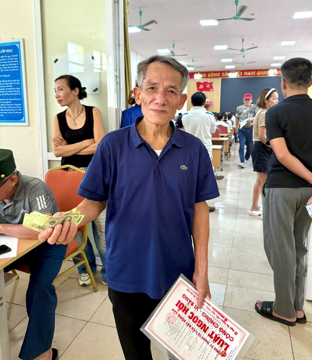 Người dân phường Hoàng Mai phấn khởi nhận 100.000 đồng quà 2.9 - ảnh 6