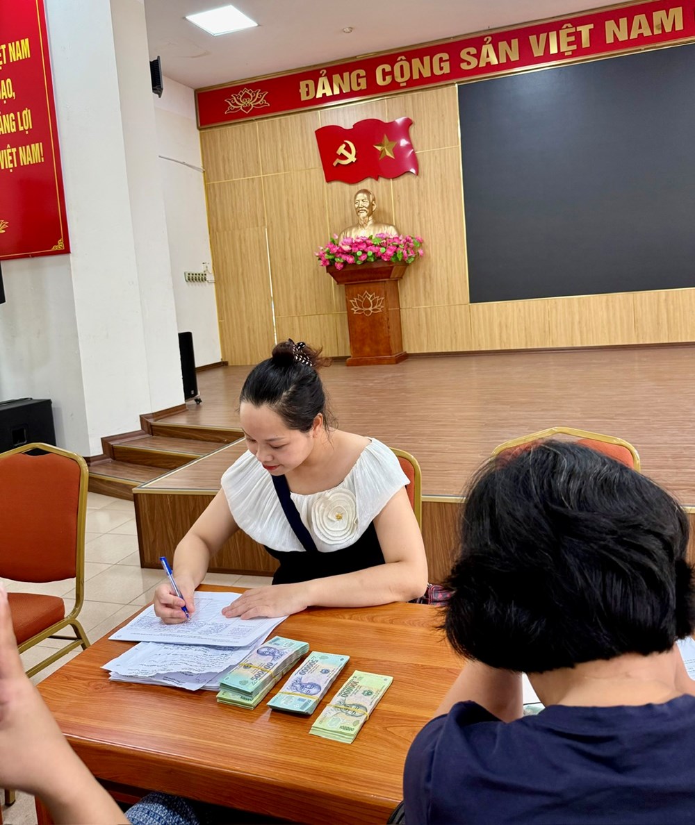 Người dân phường Hoàng Mai phấn khởi nhận 100.000 đồng quà 2.9 - ảnh 7