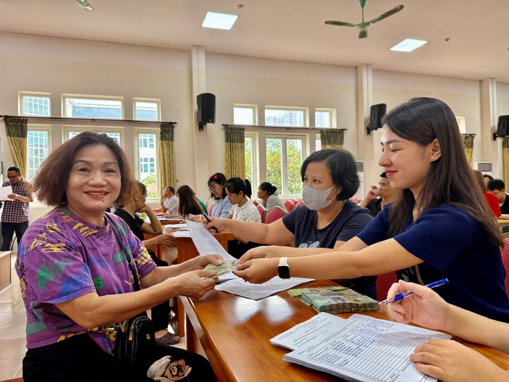 Người dân phường Hoàng Mai phấn khởi nhận 100.000 đồng quà 2.9 - ảnh 1