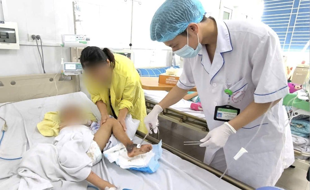 Đắp thuốc nam lên vết mèo cào, bé trai suy đa tạng - ảnh 1