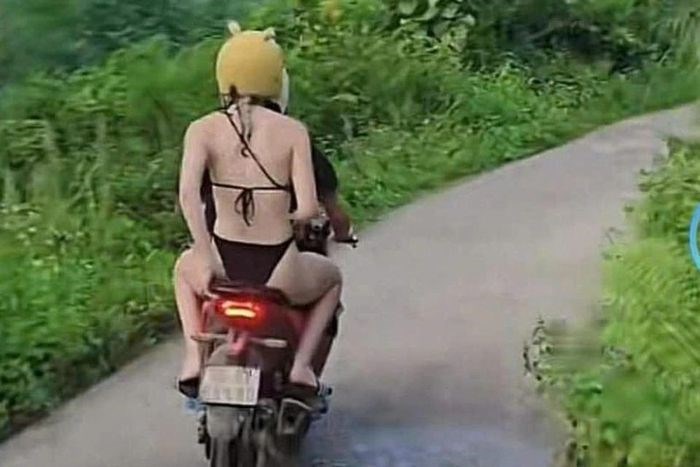 Nữ du khách mặc bikini trên đường ở Tuyên Quang gây tranh cãi - ảnh 1