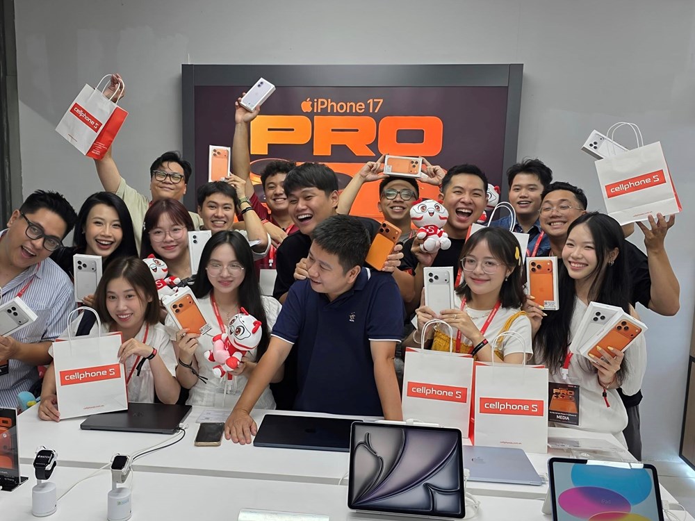 Khách hàng Việt Nam hào hứng khi sở hữu những chiếc iPhone 17 đầu tiên trên thế giới - ảnh 1