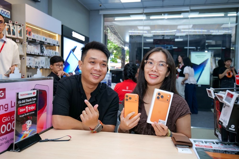 Khách hàng Việt Nam hào hứng khi sở hữu những chiếc iPhone 17 đầu tiên trên thế giới - ảnh 2