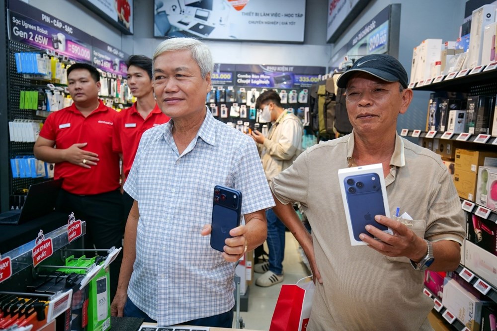 Khách hàng Việt Nam hào hứng khi sở hữu những chiếc iPhone 17 đầu tiên trên thế giới - ảnh 3