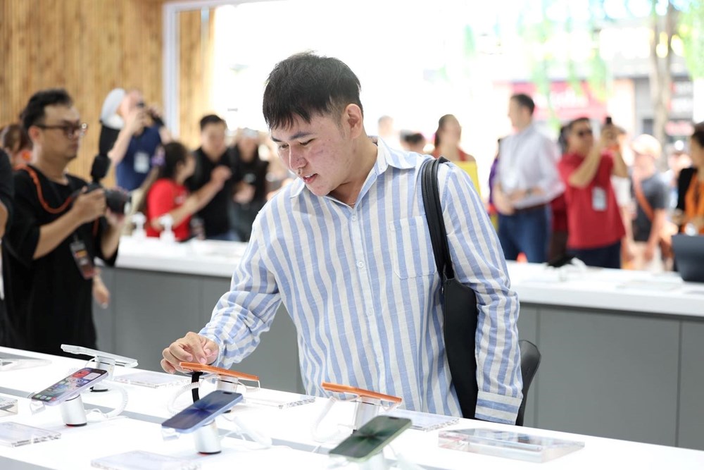 Khách hàng Việt Nam hào hứng khi sở hữu những chiếc iPhone 17 đầu tiên trên thế giới - ảnh 5