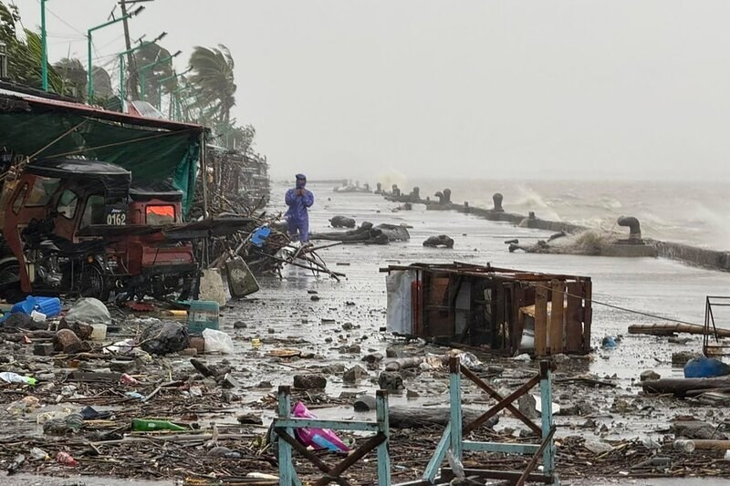 Bão Bualoi tàn phá Philippines, hướng vào miền Trung Việt Nam - ảnh 3