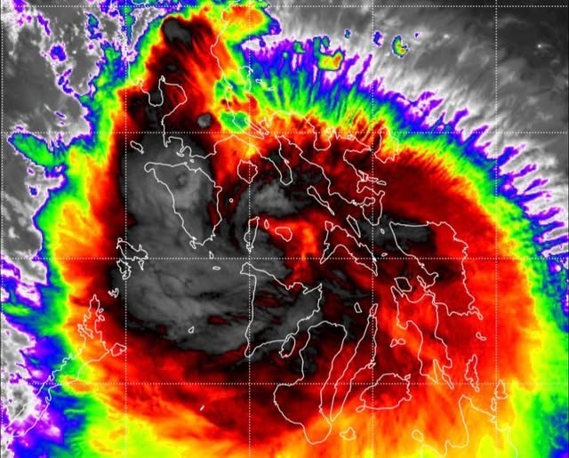 Bão Bualoi tàn phá Philippines, hướng vào miền Trung Việt Nam - ảnh 1
